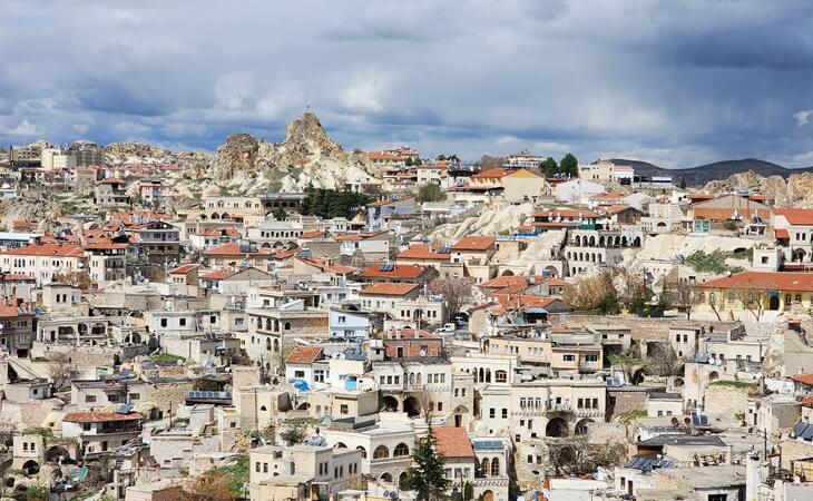 Ortahisar’ın taş evleri, kaya oyma yapıları ve sakin Kapadokya manzarasını gösteren geniş panoramik görünüm